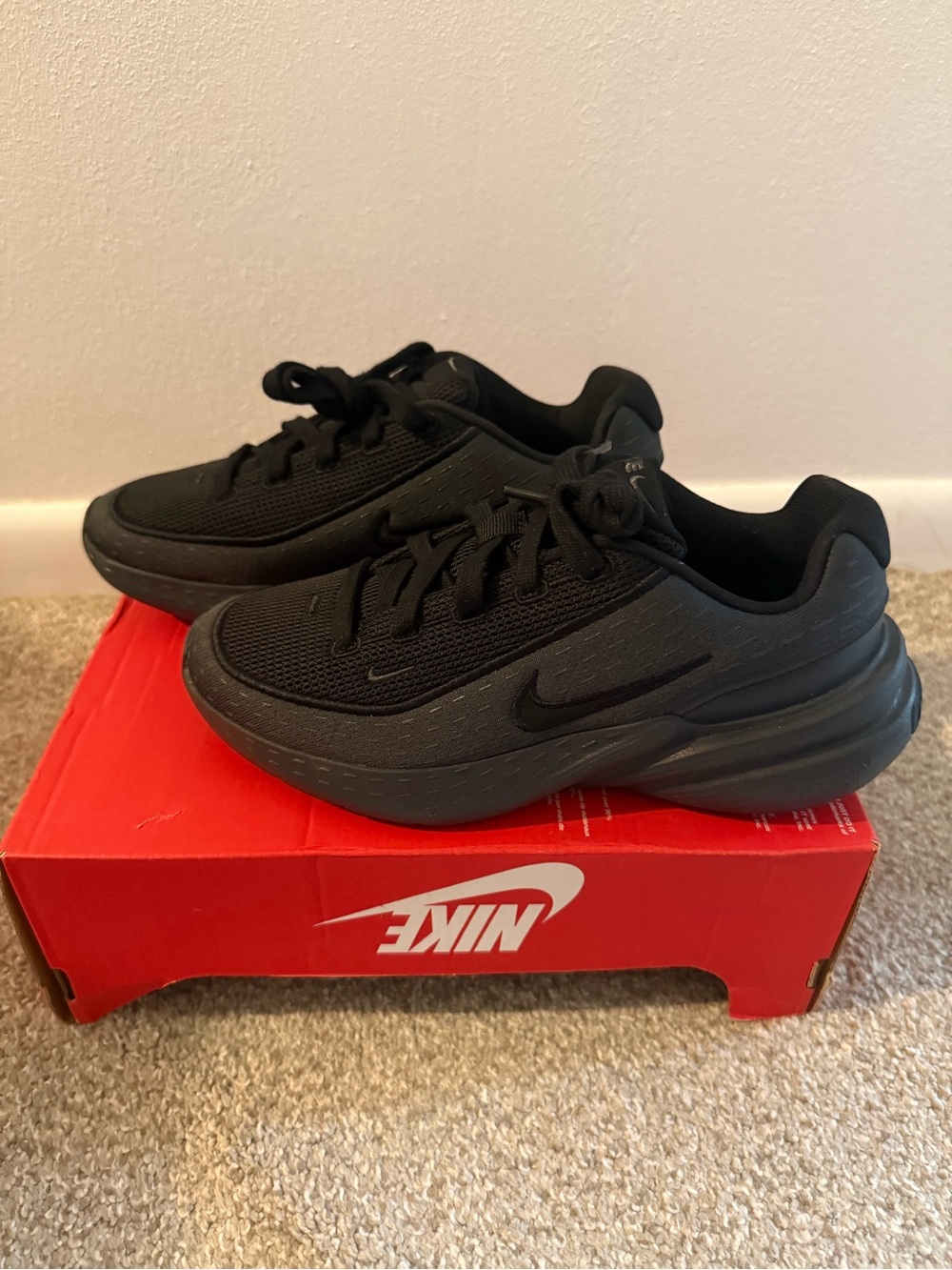 Nike Women’s Black Lightweight Athletic Sneakers